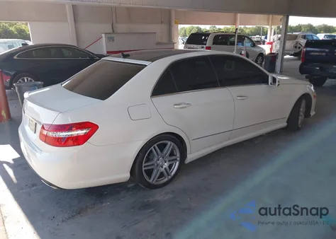 2010 Mercedes-Benz E 550 z USA, uszkodzony, nr VIN WDDHF7CB3AA033244